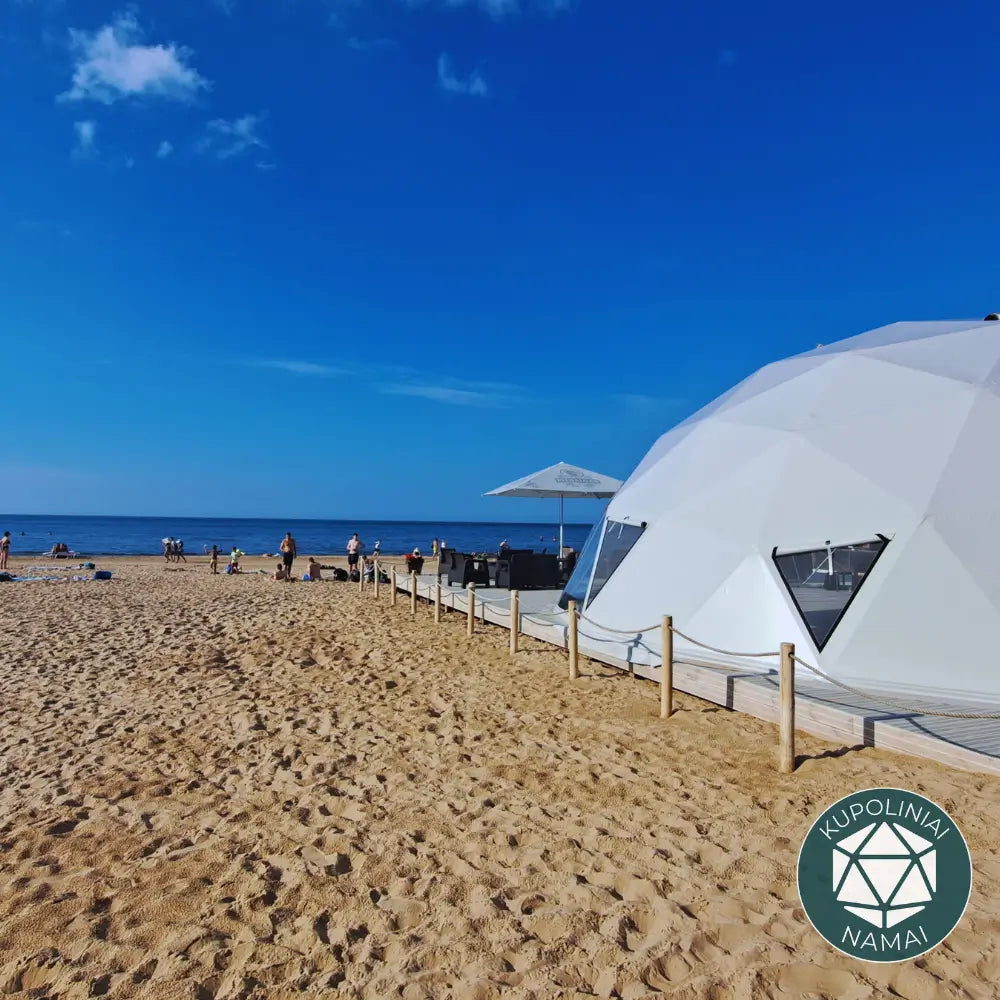 Kupolas su vaizdu į jūra